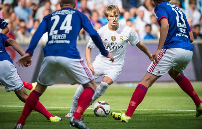 领下迈入黄 领下迈入黄