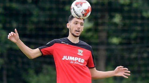 但他和翻译 但他和翻译